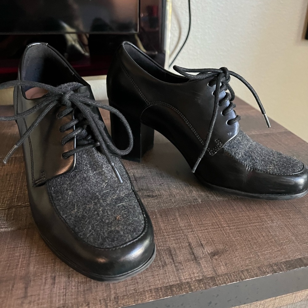 Clarks Oxford heel shoes. 6